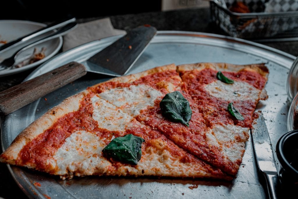 Pizza fatta in casa ricetta e strumenti